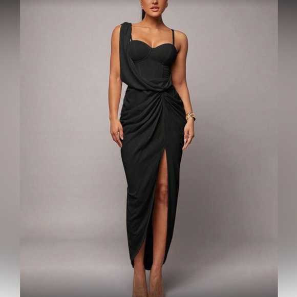 Dresses & Skirts - Elegant Black Evening Dress